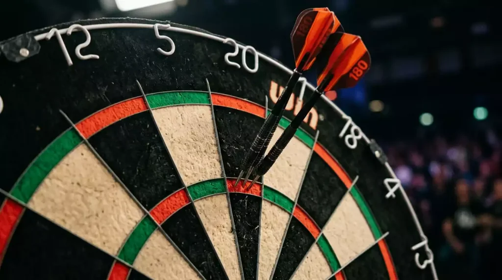 Triple-20-Segment auf einer Dartscheibe mit drei Pfeilen für einen 180er-Wurf
