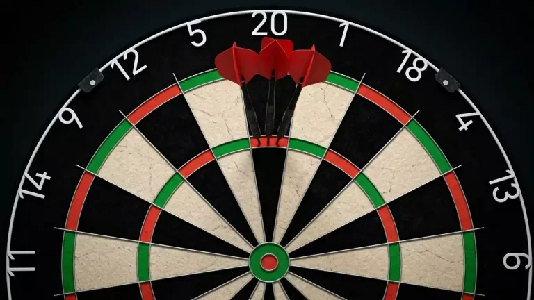 Dartscheibe mit drei Pfeilen im Triple-20 als Teil einer 9-Darter-Wurfsequenz