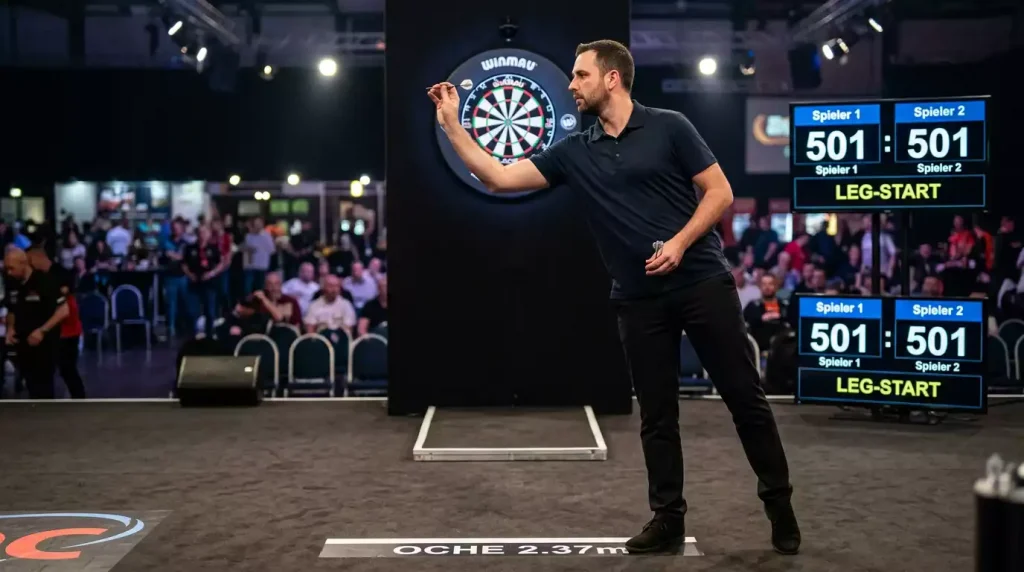 Dartspieler beim ersten Wurf zu Beginn eines Legs auf der PDC-Bühne
